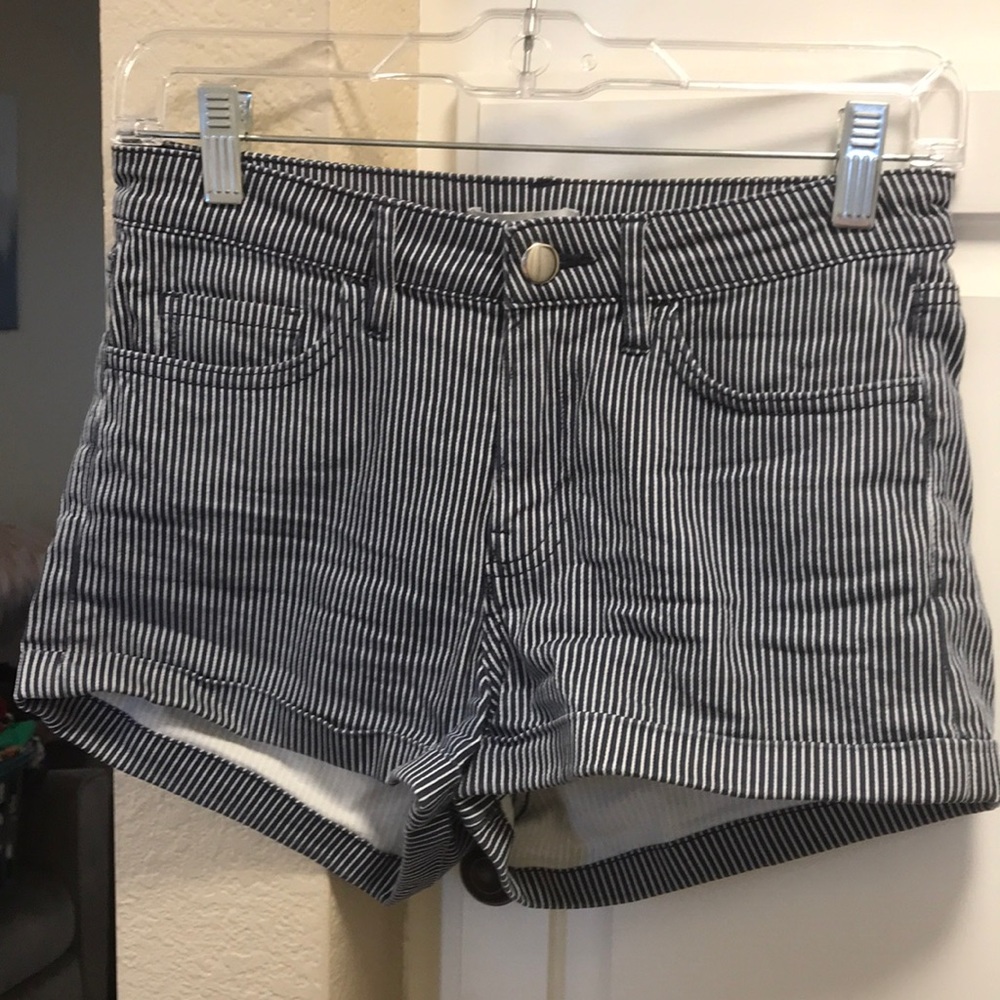 3 for $15 🦋🦋 H&M navy and white striped shorts